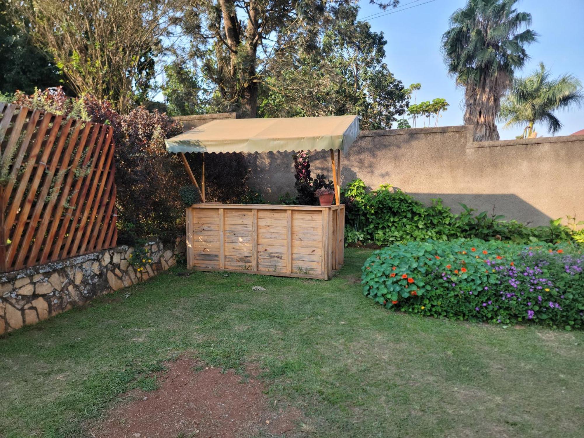 Grassroots Cafe & Deli Bed & Breakfast Masaka Exterior photo